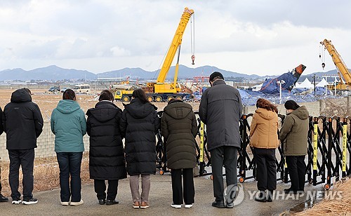 아리셀 유가족, 제주항공 참사 희생자 추모…"어려움 이겨내요"