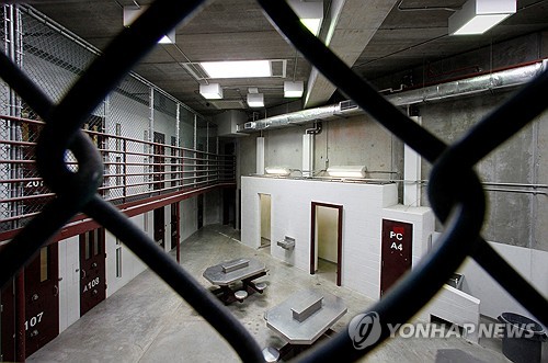 '미국의 수치' 관타나모 수감자 10명대로…시설폐쇄는 난망