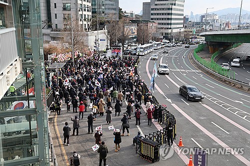 尹관저 앞서 탄핵 찬반집회 재개…저녁엔 헌재로 이동