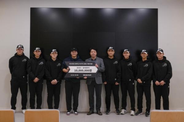 LG 트윈스 내야수 문보경(왼쪽 네 번째) 선수가 지난 6일 안산공고에서 야구용품을 기부한 뒤 안산공고 야구부원들과 기념사진을 찍고 있다. LG 트윈스 제공