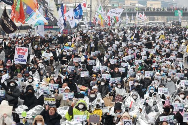 윤석열 대통령에 대한 고위공직자범죄수사처(공수처)의 체포영장 유효기간 만료를 하루 앞둔 5일 서울 용산구 대통령 관저 인근에서 민주노총 등 진보단체가 대통령 체포 및 탄핵 찬성 집회를 하고 있다. 2025.1.5 홍윤기 기자