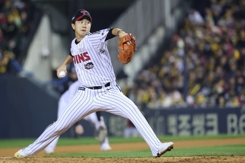 LG 트윈스 유영찬이 지난해 11월 8일 서울 잠실야구장에서 열린 2023 KBO 포스트시즌 한국시리즈 2차전 kt wiz와의 경기에서 공을 던지고 있다. 연합뉴스