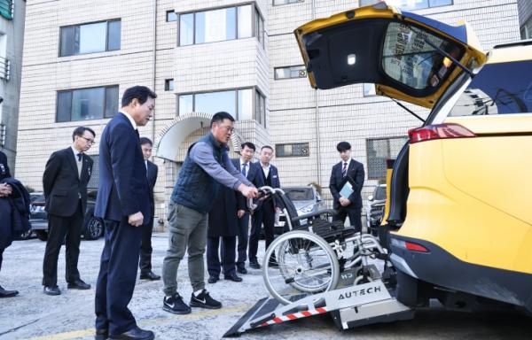 ‘모두가 누리는 생활복지’ 실현을 새해 주요 도정 방향으로 제시한 박 지사가 광역이동지원센터에 찾아 교통약자 맞춤형 이동 서비스 지원 절차를 점검하고 있다.경남도 제공