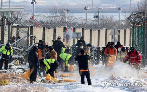 사진은 제주항공 여객기 참사 열흘째인 지난 7일 무안국제공항 사고 현장에서 경찰·소방관들이 수색 작업을 하고 있는 모습. 연합뉴스.