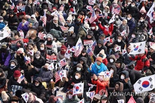 긴장 고조 尹관저 앞 찬반집회…"탄핵무효" vs "즉각체포"(종합)