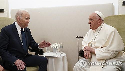 바이든, 프란치스코 교황에 '최우수 자유의 메달' 수여