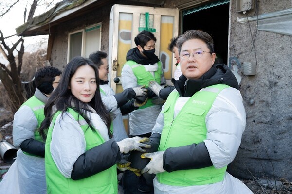 DB손해보험 정종표 사장(사진 오른쪽)과 임직원 및 가족들이 지난 11일 서울시 강남구 구룡마을 일대에서 사랑의 연탄나눔 봉사활동을 펼치고 있다. [사진=DB손해보험]