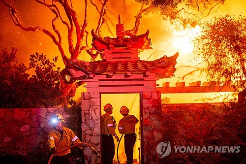 산불 진압도 '빈익빈부익부'…LA갑부촌 지키는 사설 소방업체