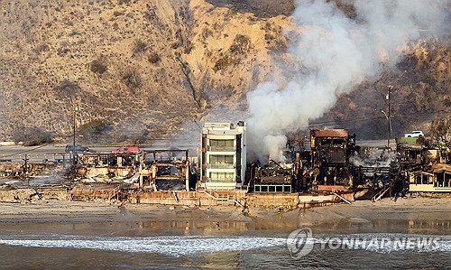 LA 잿더미 속 나홀로 멀쩡한 집 한채…방화 설계 덕택 '기적'