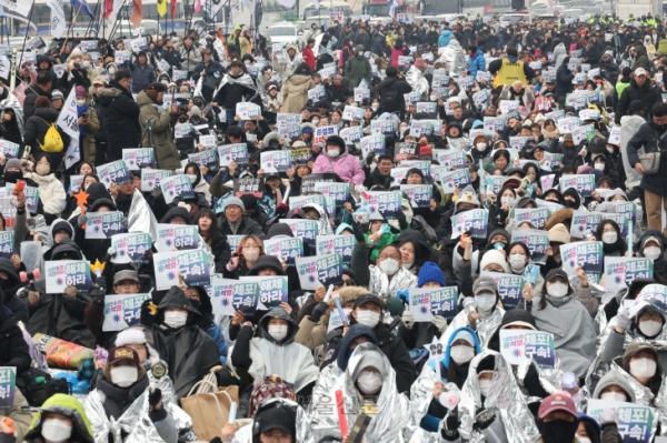 석열 대통령에 대한 고위공직자범죄수사처(공수처)의 체포영장 유효기간 만료를 하루 앞둔 5일 서울 용산구 대통령 관저 인근에서 민주노총 등 진보단체가 대통령 체포 및 탄핵 찬성 집회를 하고 있다. 2025.1.5 홍윤기 기자