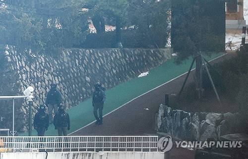 외부 드러난 경호처 배낭…관저 '중무장 순찰' 전술복 요원