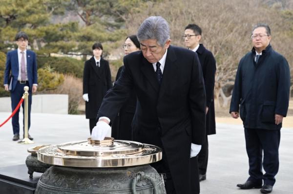 이와야 다케시 일본 외무상이 13일 서울 동작구 국립서울현충원에서 분향하고 있다. 일본 외무상이 한국과 양자 회담을 위해 방한하고 현충원을 참배한 것은 2018년 4월 고노 다로 이후 약 7년 만이다.도준석 전문기자