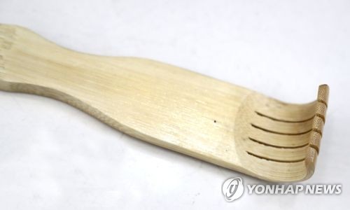 "효자손으로 2살 아이 때려 학대"…정부 파견 돌보미 수사