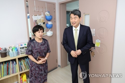 이주호, 여가차관과 아동돌봄 현장 방문…"지원 아끼지 않겠다"