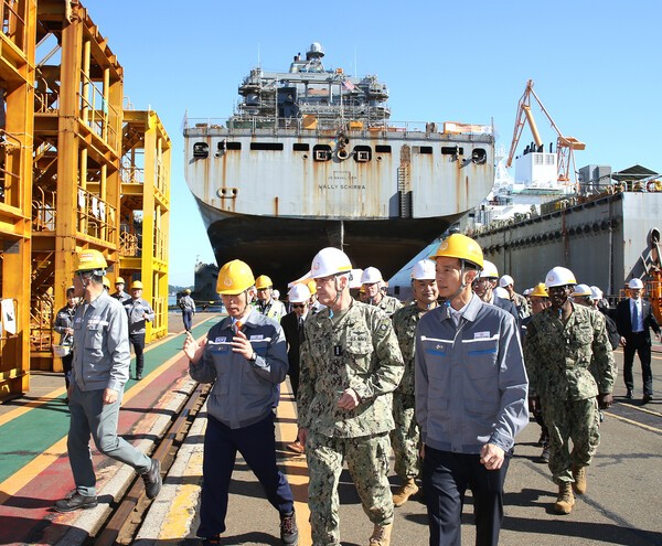 지난 10월24일 김동관 부회장(오른쪽)과 미국 해군 태평양함대 사령관 스티븐 쾰러 제독(가운데)이 거제사업장에서 정비 중인 ‘월리 쉬라’함 정비 현장 방문[사진=한화오션]