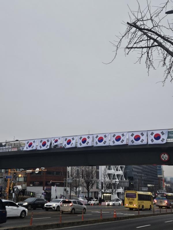 13일 서울 용산구 한남동 대통령 관저 인근 한남초등학교 앞 육교에 태극기와 현수막이 걸려 있다.