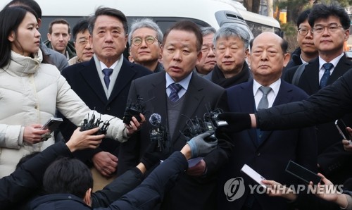 탄핵심판 첫 변론…국회 측 "파면이 답"·尹측 심판정 직행