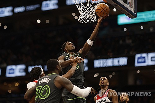 NBA '욕쟁이' 에드워즈, 7천만원 벌금 맞은 날 41점 맹활약