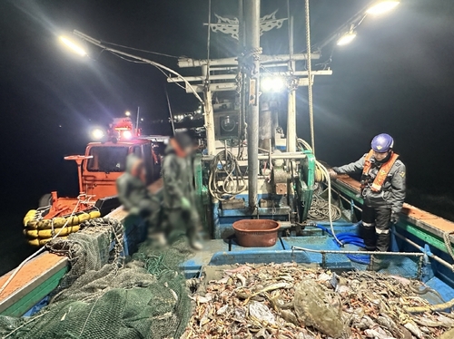 여수해경, 허가 구역 밖에서 조업한 새우잡이 어선 적발