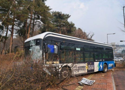 수원 광교박물관 부근서 시내버스가 인도 돌진…승객 1명 다쳐