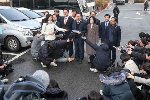 尹, 헌재 탄핵심판 끝내 불출석…국회 소추단 "당당히 재판 응하라"