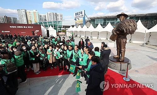 대구시, 대구대표도서관 앞 박정희 동상 설치 보류