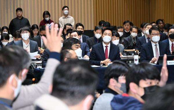 오세훈, 규제철폐 토론만 3시간… "민생문제 변화 위해 참여해야"(종합)