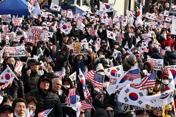 "결전의 날이 왔다"…2차 체포 시도 임박설에 관저 앞 긴장감 최고조