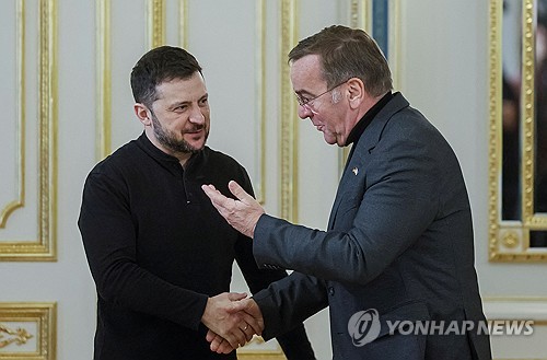 獨 국방장관, 키이우 찾아 "우크라 계속 지원할 것"