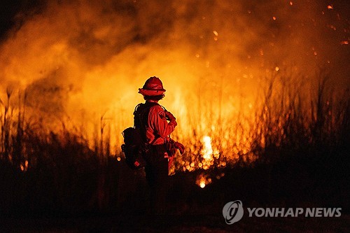 LA 산불 8일째 최대고비 맞아…"시속 113㎞ 강풍에 극도로 위험"