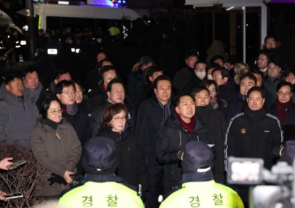 與의원들, 체포 저지 위해 '인간띠'…권성동 "체포영장 집행 당장 중단하라"