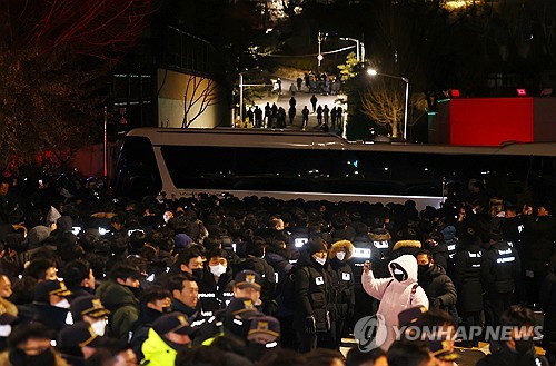 조국혁신당 "경찰·공수처 명운 걸고 尹 체포"…의원 비상대기