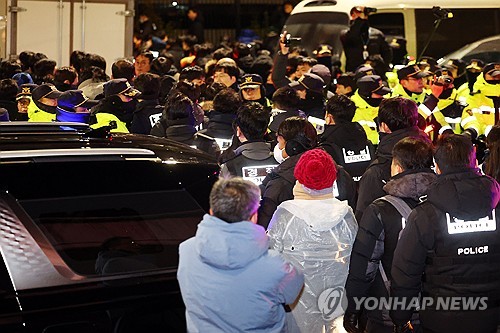 공수처 尹영장에 "위치추적 어려워 관저·사저·안가 수색필요"