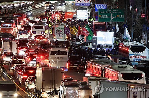 尹 체포영장 재집행에 한남대로 통제…출근길 교통 혼잡