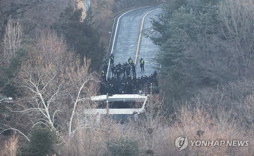 경찰 2시간여만에 尹 관저 진입…차벽 넘어 2차 저지선도 통과