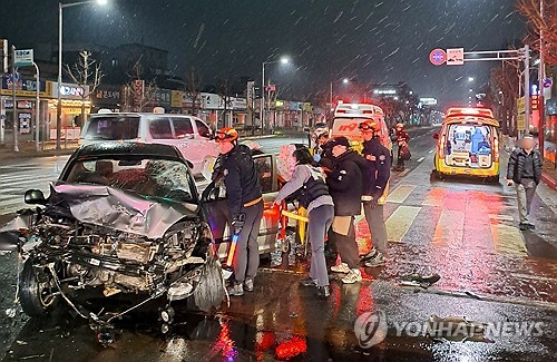 전북 군산 교차로서 차량 2대 충돌…운전자 2명 부상