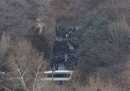 공수처·경찰, 2차 저지선 뚫고 관저 내부 진입