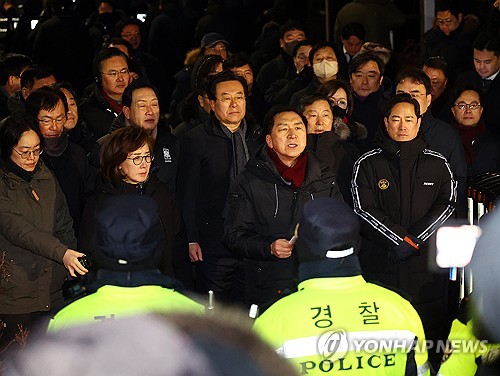 與의원 30여명, '尹영장 저지' 관저 집결…"불법 체포 중단하라"