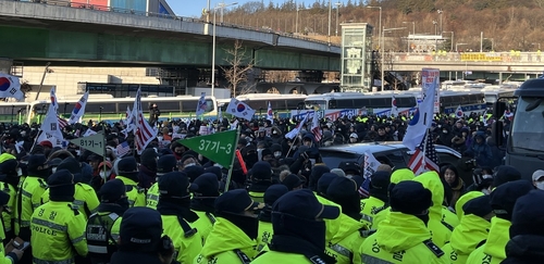 '尹체포·출석협의' 소식에 지지자 눕고 오열…반대편선 환호