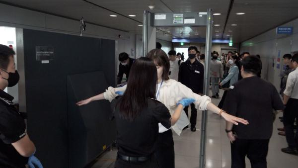 “입국 즉시 검사” 관세청, 여행자 마약 밀반입 단속 강화