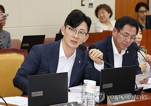 관저 들어간 與박충권 "경찰 1천명 넘게 진입…일부 폭행당해"