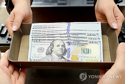 신고 없이 외국돈 10억원 홍콩에 가져가려 한 30대 징역형 집유