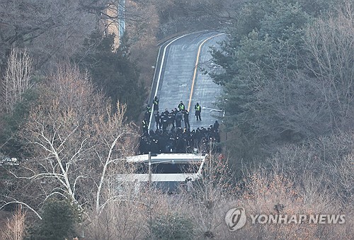 저항 없이 尹체포에 길 터준 경호처…경찰 '심리전' 먹혔다