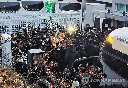 與지도부, 尹영장 집행에 새벽 비상소집…일부 의원들 尹 면담