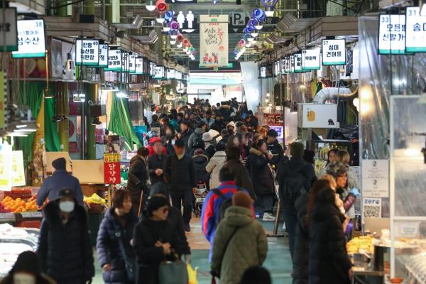 역대급 내수침체…위기를 기회로 바꾼 '유통 왕좌'