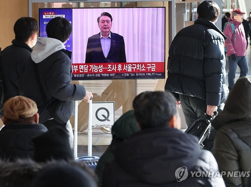 "현직 대통령 첫 구금"…외신, '尹대통령 체포' 긴급 타전