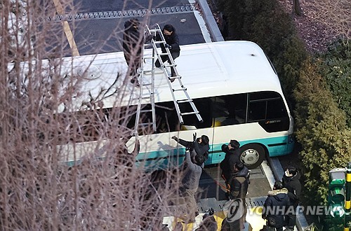 수월한 관저 진입 후 尹 체포까지…1차 시도와 어떻게 달랐나