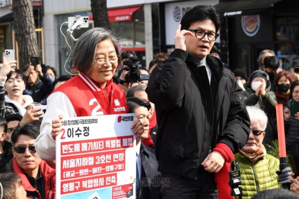 한동훈 영통구청사거리 인사 한동훈 국민의힘 비상대책위원장(오른쪽)과 이수정 경기 수원정 후보가 7일 오후 경기도 수원시 영통구청사거리를 방문해 시민들에게 인사말을 하고 있다. 2024.3.7 홍윤기 기자