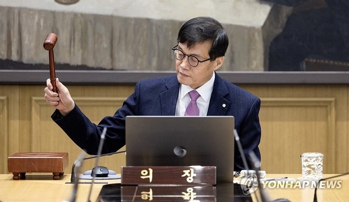 [2보] 경기부진에도 금리 동결…1,500원 넘보는 환율이 인하 '발목'