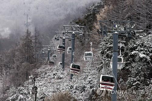 또 멈춰 선 덕유산리조트 곤돌라…이용객들 '불안'